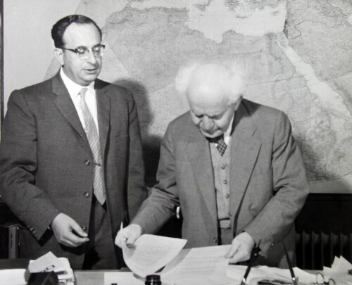 Yitzhak Navon avec Ben Gurion lorsqu'il était son secrétaire